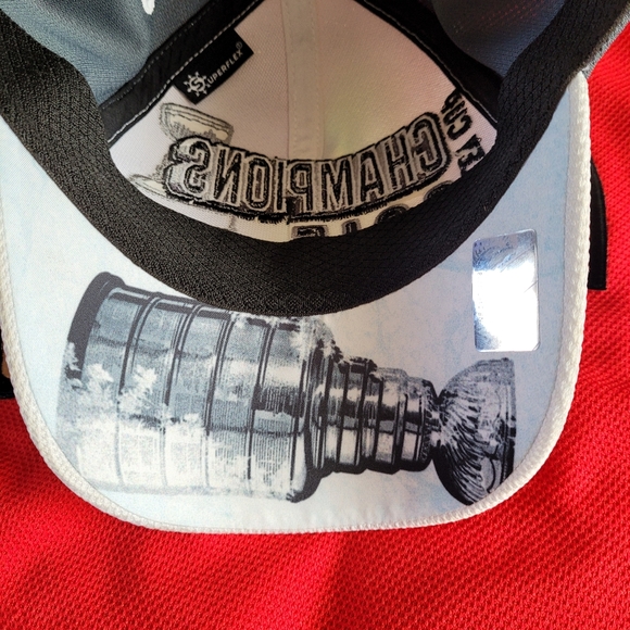 Chicago Black hawks jersey and Stanley cup hat. - Picture 7 of 14
